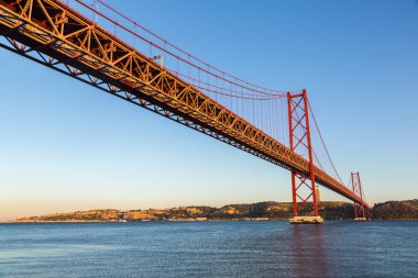 Tagus Nehri üzerinde 25 de Abril köprü