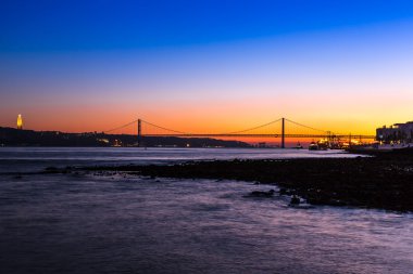 Tagus Nehri üzerinde 25 de Abril köprü