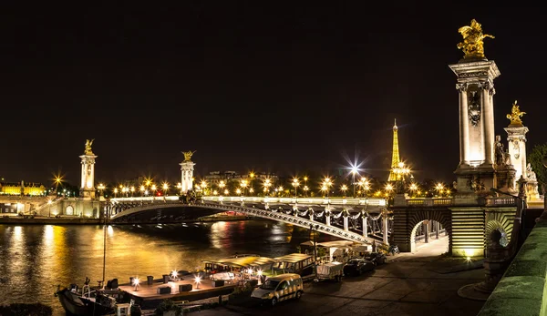 Wieża Eiffla i pont alexandre iii w Paryżu — Zdjęcie stockowe