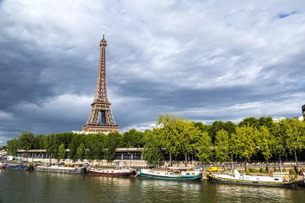 Сена и Эйфелева башня в Париже — стоковое фото