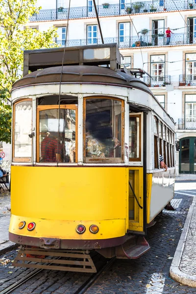 Odjeżdżają zabytkowe Tramwaje w Lizbonie — Zdjęcie stockowe
