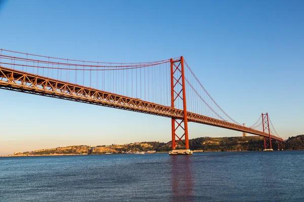 Ponte 25 de Abril sobre o rio Tejo — Fotografia de Stock