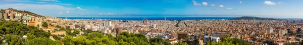 Widok na Barcelonę z parku guell — Zdjęcie stockowe