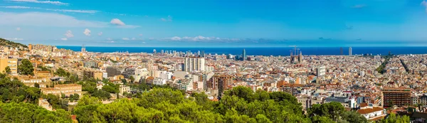 Utsikt över barcelona från park guell — Stockfoto