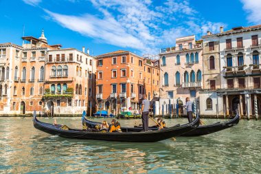 Gondol Venedik Canal Grande üzerinde