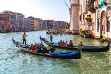 Gondol Venedik Canal Grande üzerinde