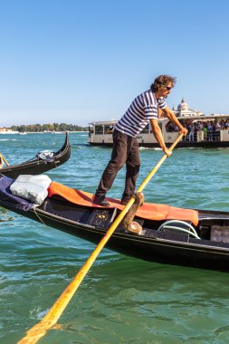 Gondol Venedik Canal Grande üzerinde
