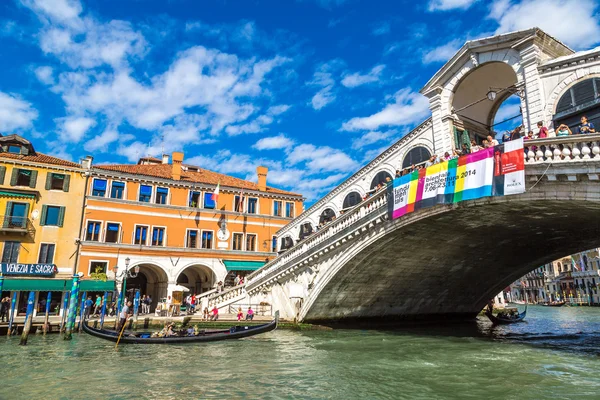 Гондоли на мосту Ріальто у Венеції — стокове фото