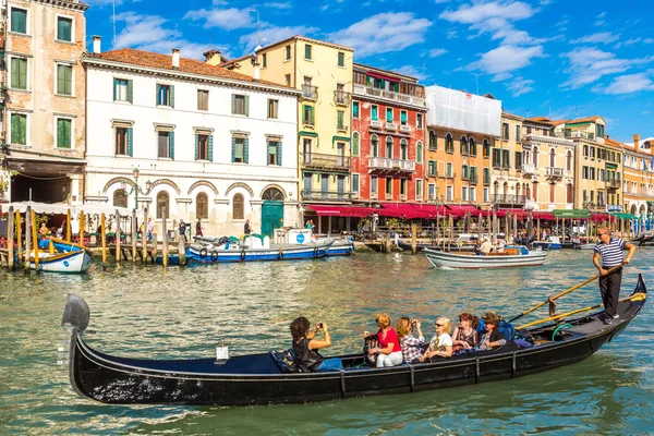 Gondoli na Canale Grande w Wenecji — Zdjęcie stockowe