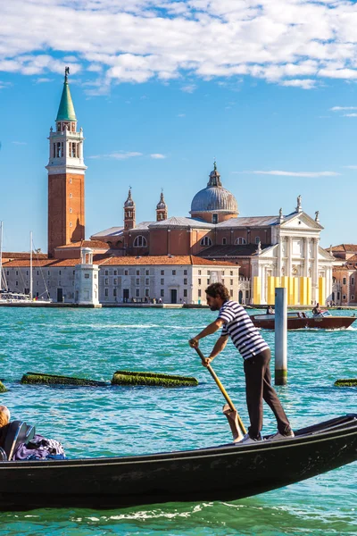 Гондола на Большом канале в Венеции — стоковое фото
