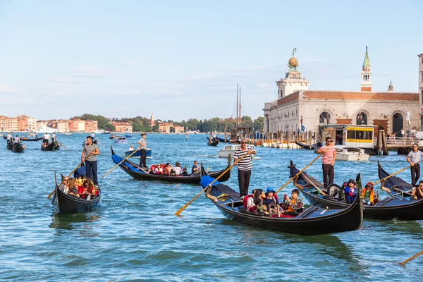 Gondeln auf canal grande in venedig — Stockfoto