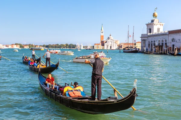 Góndolas en Canal Grande en Venecia —  Fotos de Stock