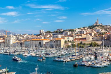 Notre Dame de la Garde ve port Marseille