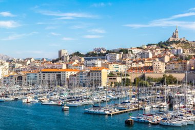 Notre Dame de la Garde ve port Marseille