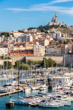 Notre Dame de la Garde ve port Marseille