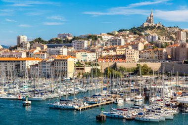 Notre Dame de la Garde ve port Marseille
