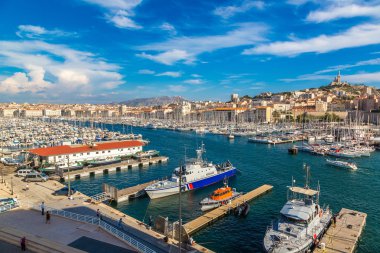 Notre Dame de la Garde ve port Marseille