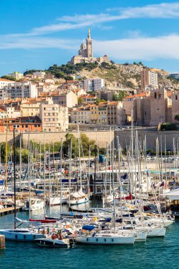 Notre Dame de la Garde ve port Marseille