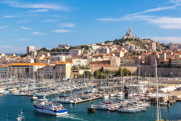 Notre Dame de la Garde และท่าเรือในมาร์เซย์ — ภาพถ่ายสต็อก