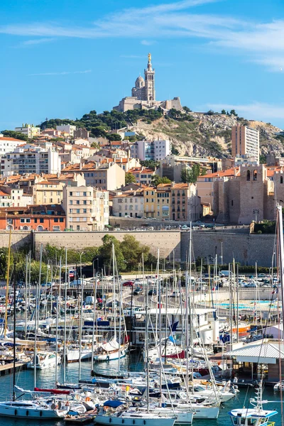 Notre Dame de la Garde, és a kikötő területén Marseille — Stock Fotó