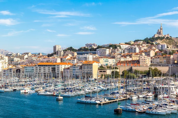 Нотр-Дам де ла Гард и порт в Марселе — стоковое фото