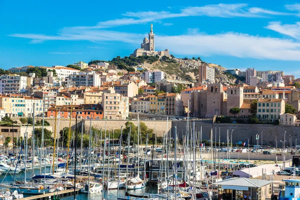 Notre Dame de la Garde, és a kikötő területén Marseille — Stock Fotó