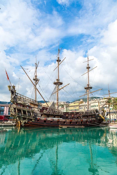 Antiguo barco de madera en Génova, Italia — Foto de Stock