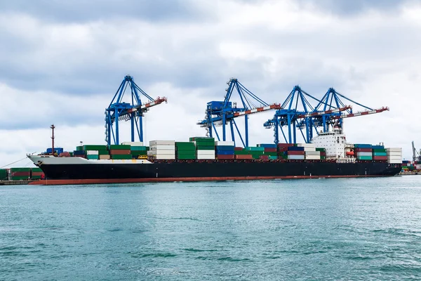 Containerschip in Genua, Italië — Stockfoto