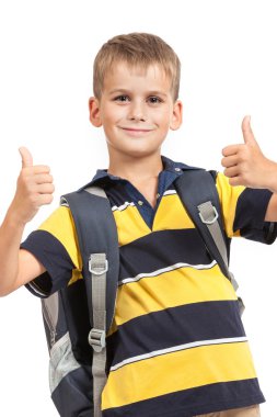 Kitaplar üzerinde oturan bir okul çocuğu