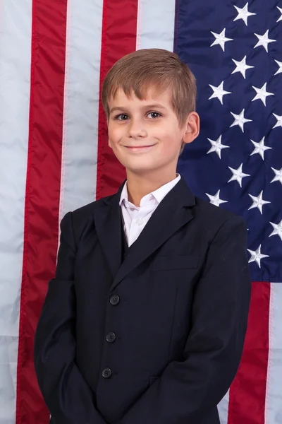 Portait kavkazské chlapce s americkou vlajkou — Stock fotografie