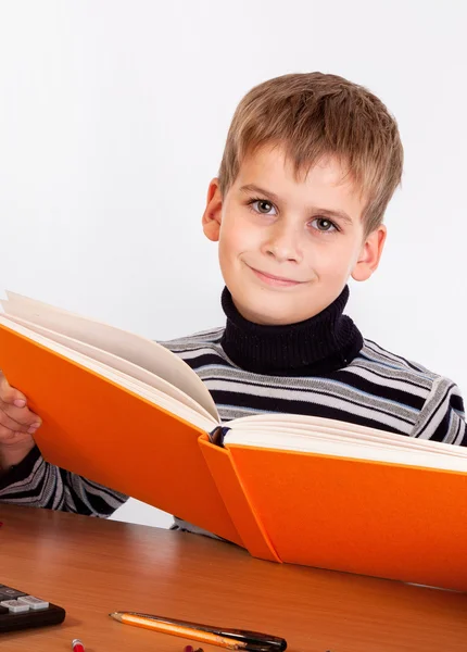 Ładny uczeń czyta książkę — Zdjęcie stockowe