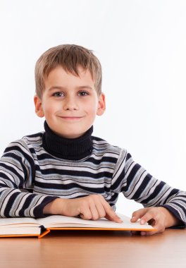 sevimli öğrenci kitap okuma