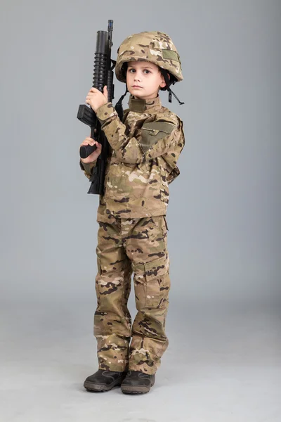 Jeune garçon habillé comme un soldat — Photo