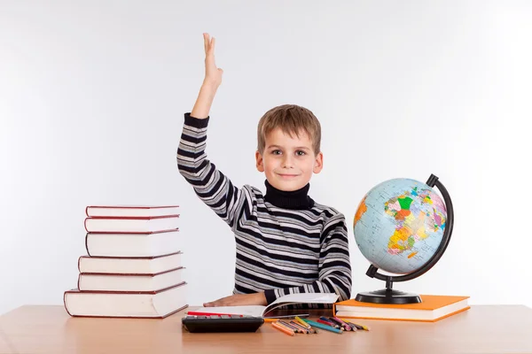 Vrolijke schooljongen klaar om vraag te beantwoorden — Stockfoto