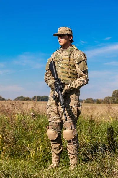 Soldat mit Gewehr im Feld — Stockfoto