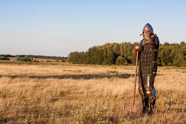 Middeleeuwse ridder met bijl — Stockfoto
