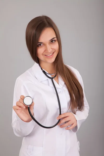 Sjuksköterska anläggning stetoskop — Stockfoto