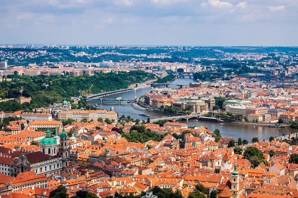 Stadsgezicht van Praag in de zomer. — Stockfoto