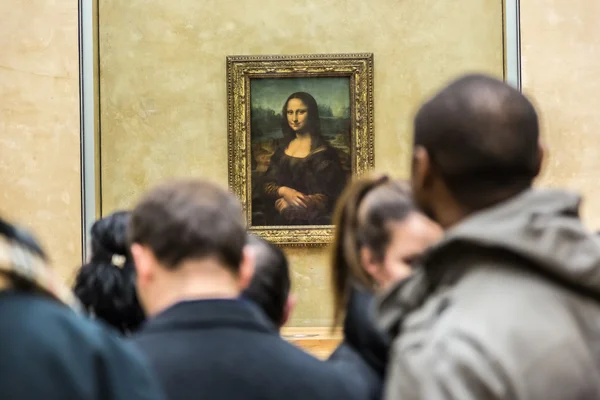 Відвідувачі приймають фото "Мона Ліза" — стокове фото