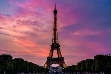 Paris 'te gün batımında Eyfel Kulesi