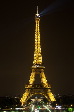 Hemen hemen Eyfel Kulesi Paris-