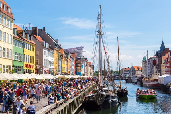 Mensen genieten van het zonnige weer — Stockfoto