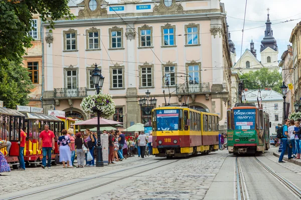 Alte straßenbahn im historischen zentrum von lviv. — Stockfoto