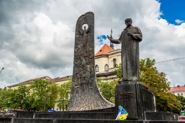 リヴィウ、ウクライナのタラス ・ シェフチェンコ記念碑 — ストック写真