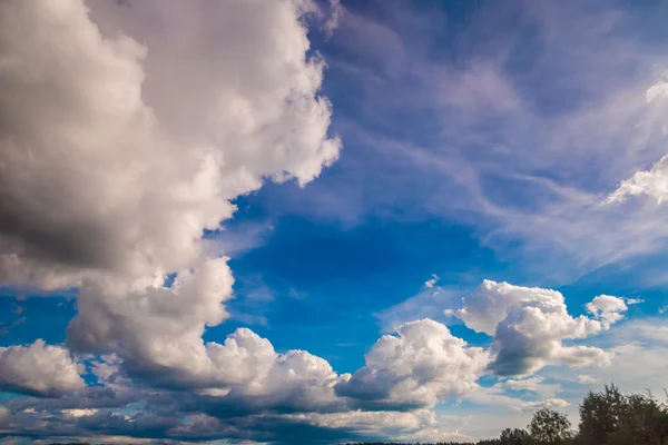 Langit biru dengan awan menutup — Stok Foto