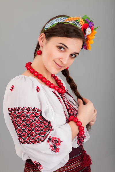 Attraktiv kvinna i ukrainska nationella klänning — Stockfoto
