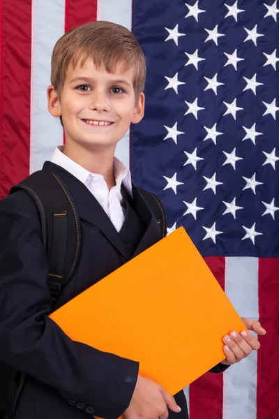 Cuteschoolboy está segurando um livro — Fotografia de Stock