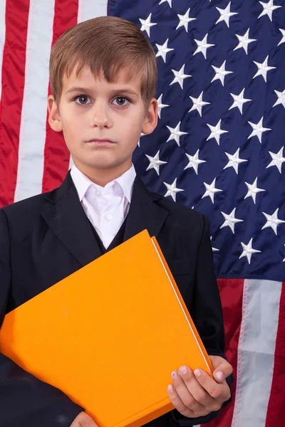 Cuteschoolboy está segurando um livro — Fotografia de Stock