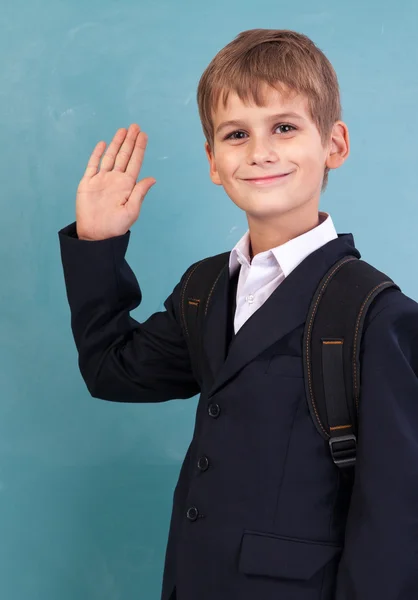 Симпатичный школьник показывает знак "привет" — стоковое фото