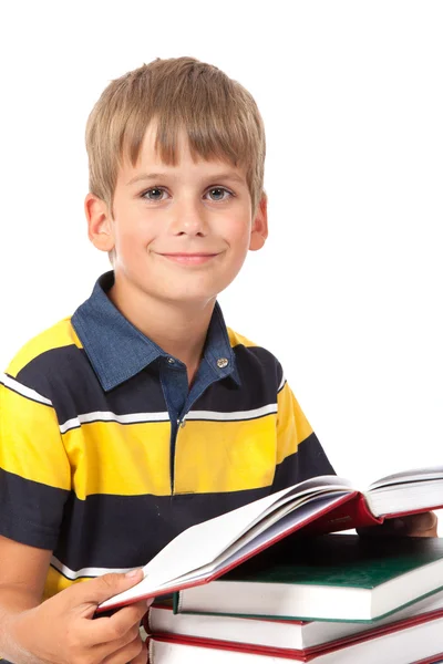 Schooljongen zit op boeken — Stockfoto